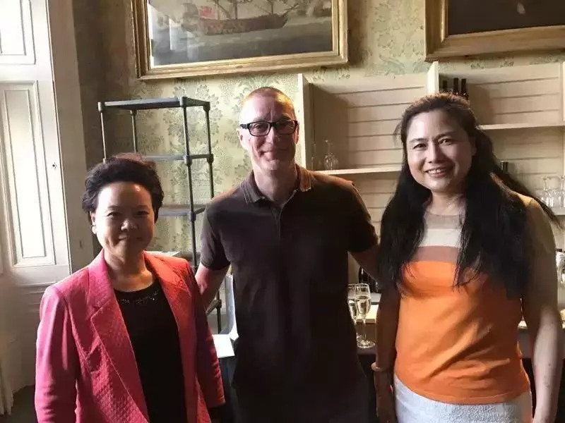 浙江省貿促會吳桂英會長、英國諾丁漢郡政府首席執行官安東尼·梅先生與陶曉鶯董事長親切交談.jpg